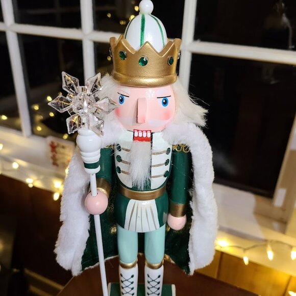 Green Christmas Nutcracker Soldier Wooden Xmas Holiday Mantel Decoration Statue - Picture 5 of 13